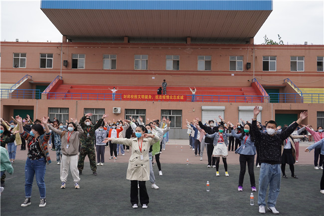 封闭校园文明健康 抗击疫情众志成城 我校组织在校教师学跳广场舞