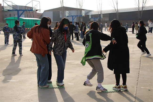 芬芳妇女节  感恩春晖情——我校举办“三八”节趣味活动