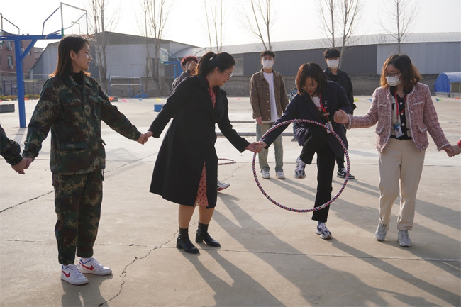 芬芳妇女节  感恩春晖情——我校举办“三八”节趣味活动