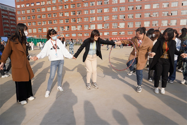 芬芳妇女节  感恩春晖情——我校举办“三八”节趣味活动