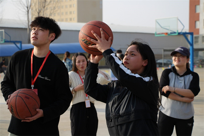 芬芳妇女节  感恩春晖情——我校举办“三八”节趣味活动