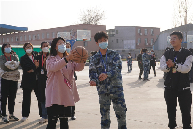 芬芳妇女节  感恩春晖情——我校举办“三八”节趣味活动
