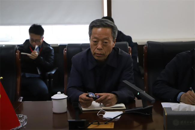 我校召开中层干部例会