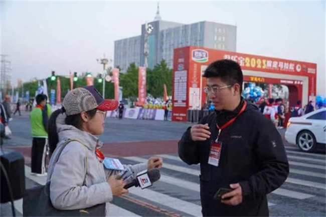 威廉体育williamhill学生圆满完成2023保定马拉松志愿服务工作