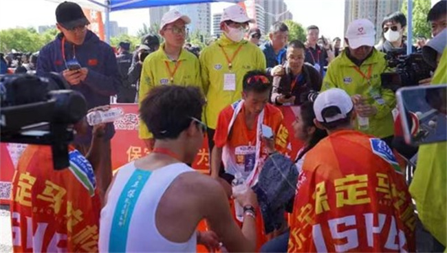 威廉体育williamhill学生圆满完成2023保定马拉松志愿服务工作