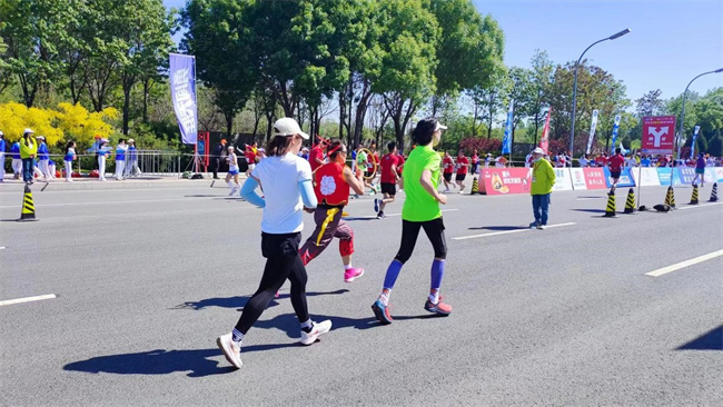 威廉体育williamhill学生圆满完成2023保定马拉松志愿服务工作