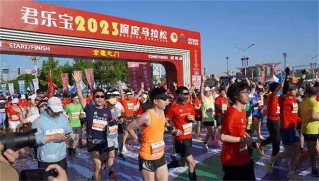 威廉体育williamhill学生圆满完成2023保定马拉松志愿服务工作