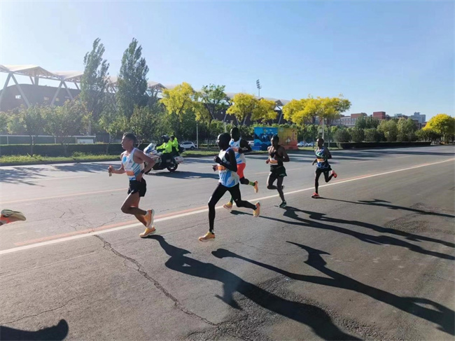 威廉体育williamhill学生圆满完成2023保定马拉松志愿服务工作