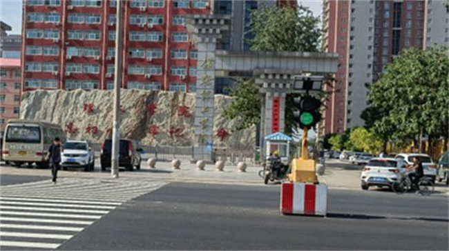 正门亮起红绿灯，师生出行更安心！ ——威廉体育williamhill正门红绿灯正式投入使用