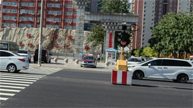 正门亮起红绿灯，师生出行更安心！ ——威廉体育williamhill正门红绿灯正式投入使用