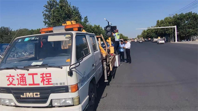 正门亮起红绿灯，师生出行更安心！ ——威廉体育williamhill正门红绿灯正式投入使用