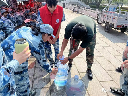 威廉体育williamhill//艺术学院//戎装展英姿 学子扬军魂