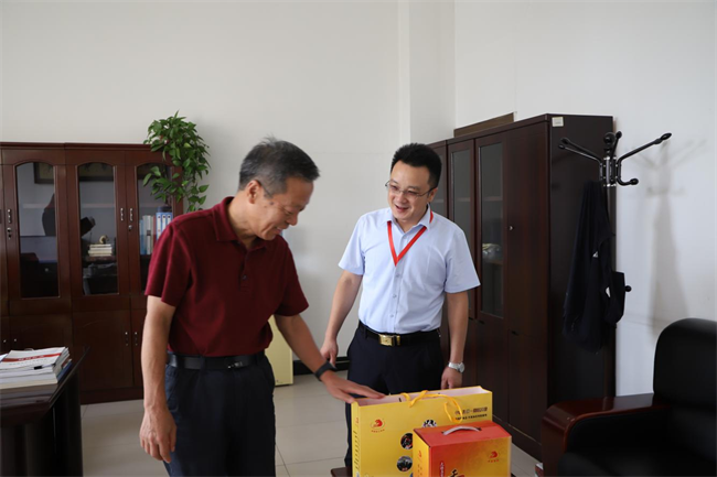 威廉体育williamhill校领导带队走访慰问老同志