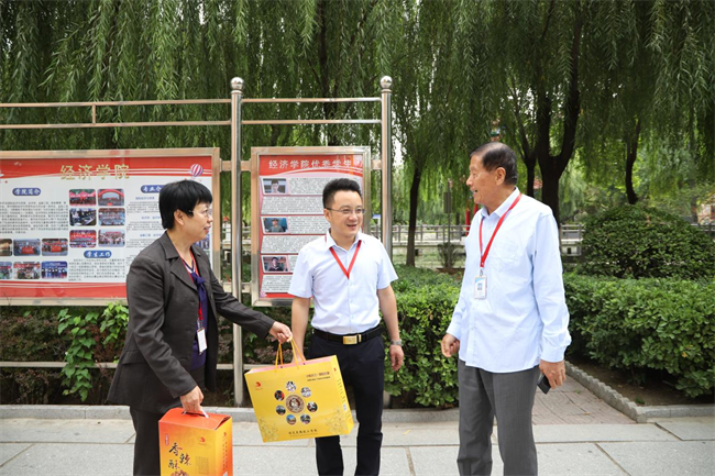 威廉体育williamhill校领导带队走访慰问老同志