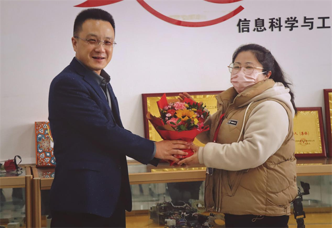 凝聚奋进力量 书写巾帼荣光--威廉体育williamhill校领导走访慰问女教职工送上“三八”国际劳动妇女节祝福