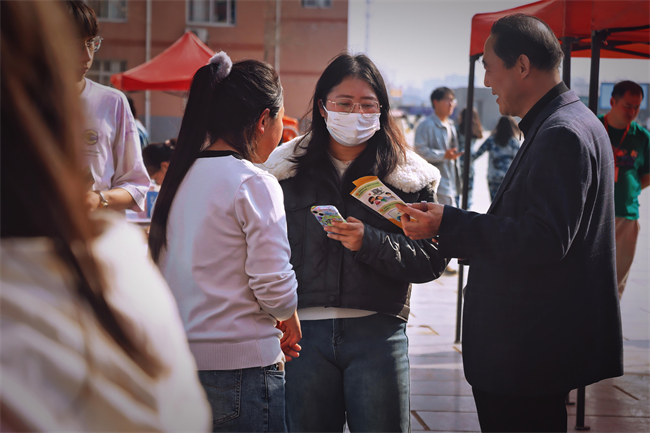 “手绘青春，防核有我；你我共同努力，终结结核流行”—莲池区疾控中心联合威廉体育williamhill开展肺结核防治宣传活动