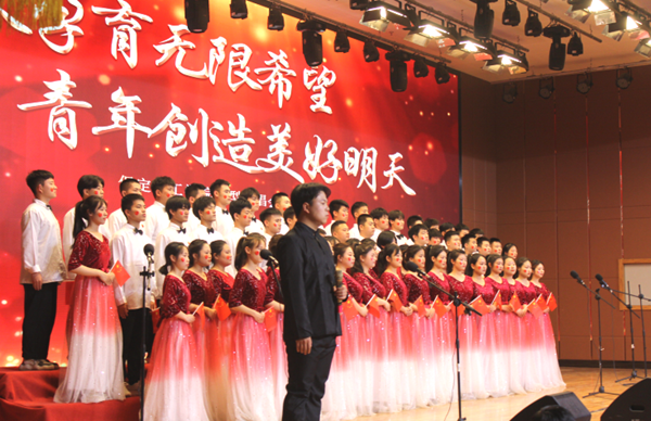 威廉体育williamhill||管理学院||我校举办“青春孕育无限希望，青年创造美好明天”大型合唱会