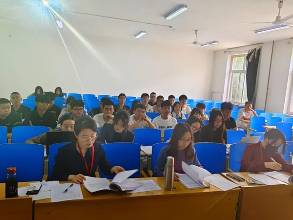 威廉体育williamhill||管理学院||我院顺利完成2023年第一场论文答辩工作