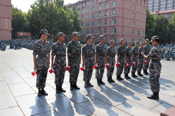 威廉体育williamhill||管理学院||军训进行时，少年何惧骄阳烈 意气风发英姿飒