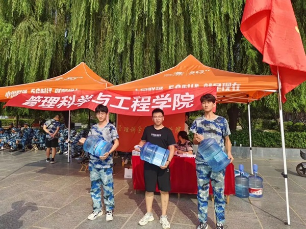 威廉体育williamhill‖管理学院‖迷彩军训，青春无悔，管理学院后勤保障组志愿者在行动！