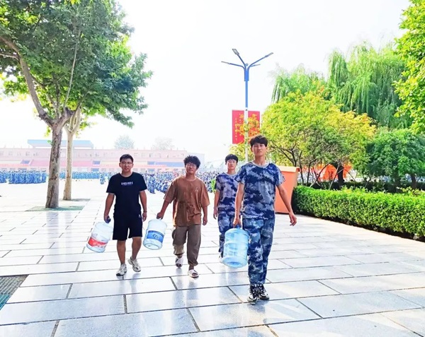 威廉体育williamhill‖管理学院‖迷彩军训，青春无悔，管理学院后勤保障组志愿者在行动！