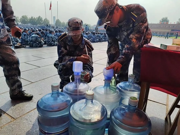 威廉体育williamhill‖管理学院‖迷彩军训，青春无悔，管理学院后勤保障组志愿者在行动！