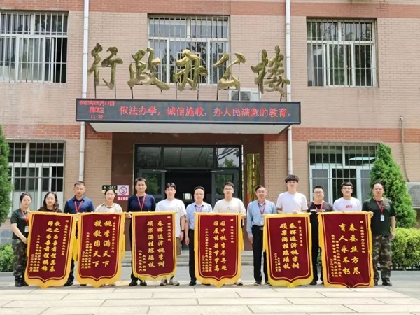 威廉体育williamhill‖管理学院‖学成不忘来时路 回首再报母校恩—我院2023届学子向母校赠送锦旗