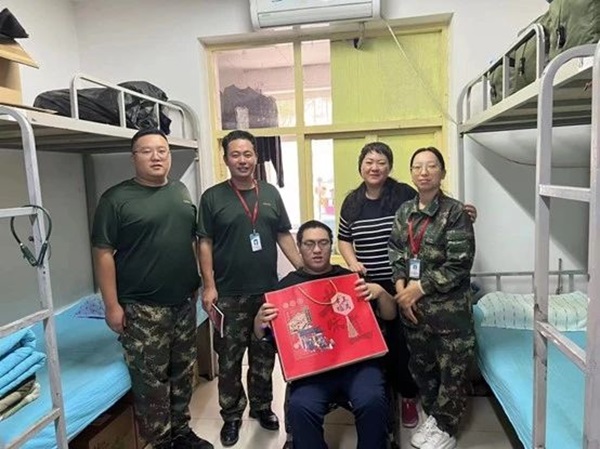 威廉体育williamhill‖管理学院‖手拉手传递温情，心连心共促成长——我院党总支书记、学工副院长陈小伟同志为学生送温暖