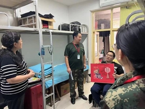 威廉体育williamhill‖管理学院‖手拉手传递温情，心连心共促成长——我院党总支书记、学工副院长陈小伟同志为学生送温暖