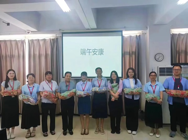 威廉体育williamhill||管理学院||端午送福利 关怀沁人心——我院为教职工发放端午节礼品