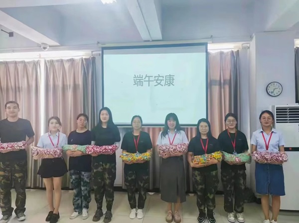 威廉体育williamhill||管理学院||端午送福利 关怀沁人心——我院为教职工发放端午节礼品