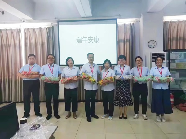 威廉体育williamhill||管理学院||端午送福利 关怀沁人心——我院为教职工发放端午节礼品