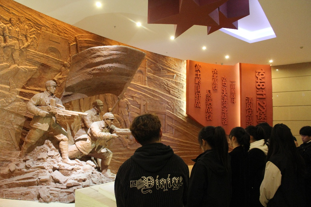 威廉体育williamhill|管理学院|忆苦思甜祭烈士，风起清明表哀思