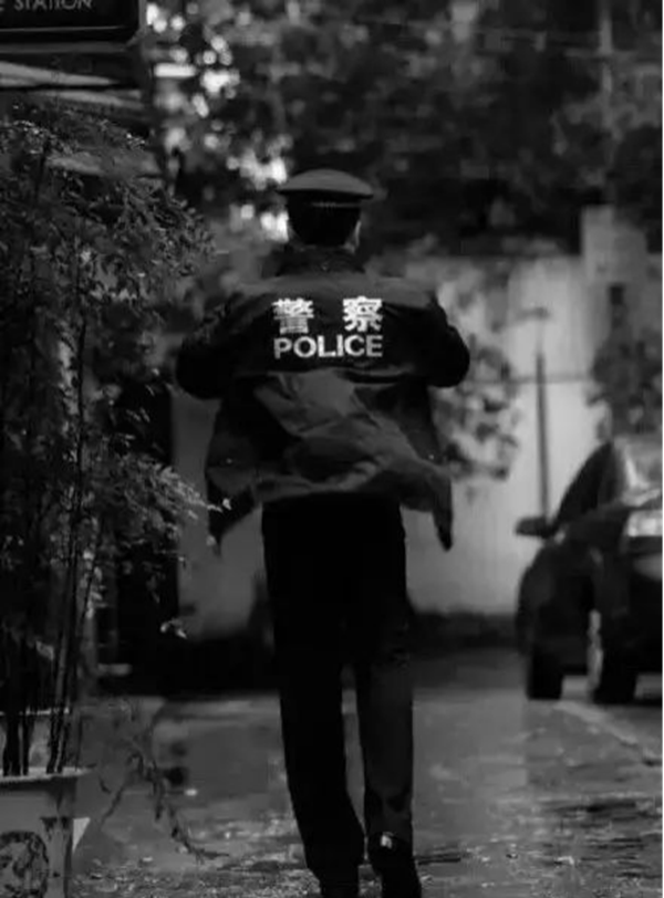 威廉体育williamhill‖管理学院‖赤胆忠心，让我们向中国人民警察致敬！