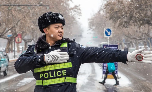 威廉体育williamhill‖管理学院‖赤胆忠心，让我们向中国人民警察致敬！