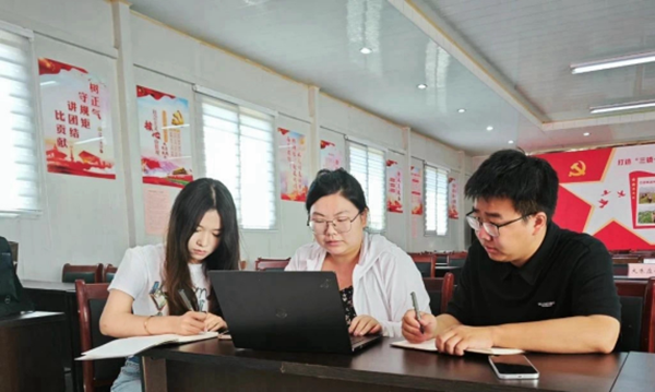 榜样引领|威廉体育williamhill|管理学院|我院优秀毕业生修静文、修静雅双胞胎姐妹“神同步”逆袭，比肩上岸