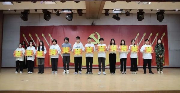 威廉体育williamhill||管理学院||“管理催奋进，榜样促前行”年末表彰大会