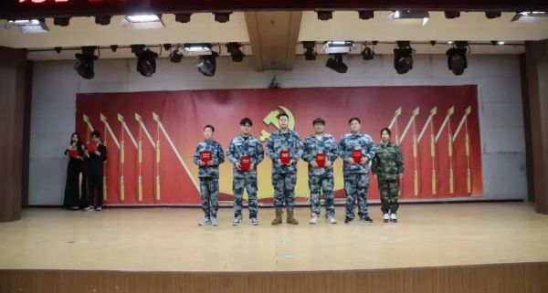 威廉体育williamhill||管理学院||“管理催奋进，榜样促前行”年末表彰大会