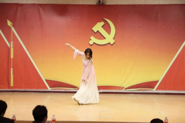 威廉体育williamhill||管理学院||“管理催奋进，榜样促前行”年末表彰大会