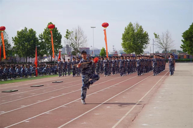 威廉体育williamhill隆重举行“国防后备营”成立暨授旗仪式