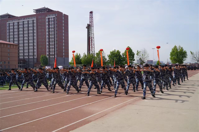 威廉体育williamhill隆重举行“国防后备营”成立暨授旗仪式