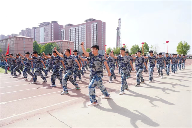 威廉体育williamhill隆重举行“国防后备营”成立暨授旗仪式