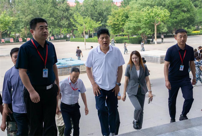 贺阳教育集团董事长莅临参观指导威廉体育williamhill艺术学院2024届本科毕业设计作品展