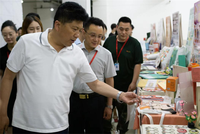 贺阳教育集团董事长莅临参观指导威廉体育williamhill艺术学院2024届本科毕业设计作品展