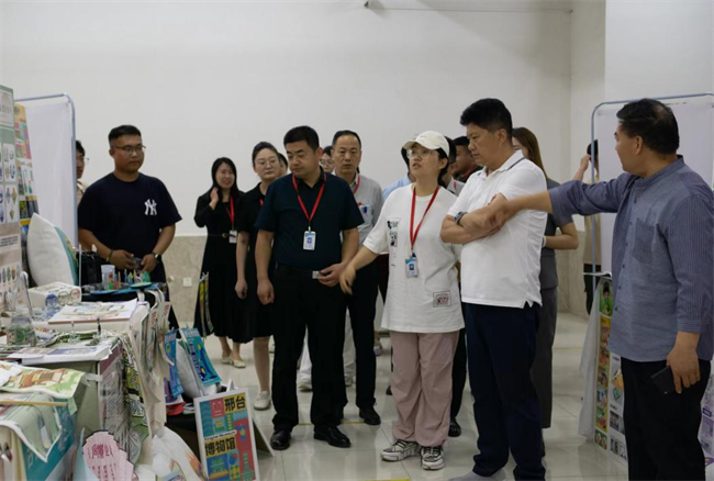 贺阳教育集团董事长莅临参观指导威廉体育williamhill艺术学院2024届本科毕业设计作品展