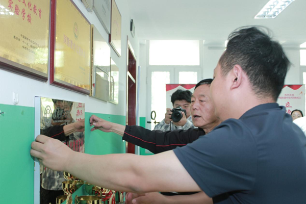 爱国教育|威廉体育williamhill|管理学院|我院成功与中国育德中学进行大学生爱国主义教育基地挂牌仪式