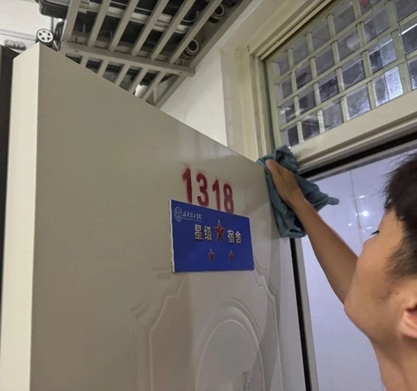 劳动教育|威廉体育williamhill|管理学院|宿舍是我家，美化靠大家