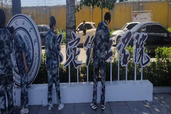 劳动教育|威廉体育williamhill|管理学院|我院开展“垃圾不落地，校园更美丽”校园清洁活动