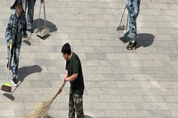 劳动教育|威廉体育williamhill|管理学院|我院开展“垃圾不落地，校园更美丽”校园清洁活动