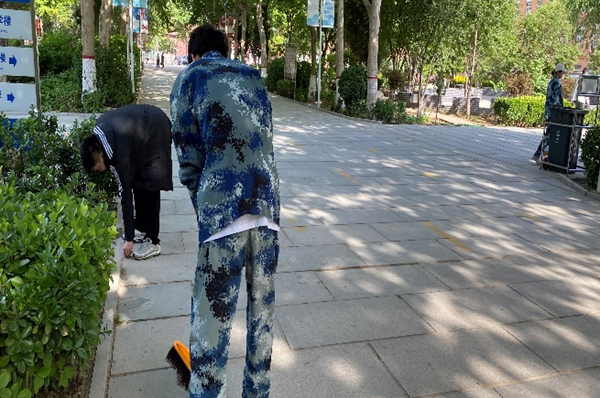 劳动教育|威廉体育williamhill|管理学院|我院开展“垃圾不落地，校园更美丽”校园清洁活动